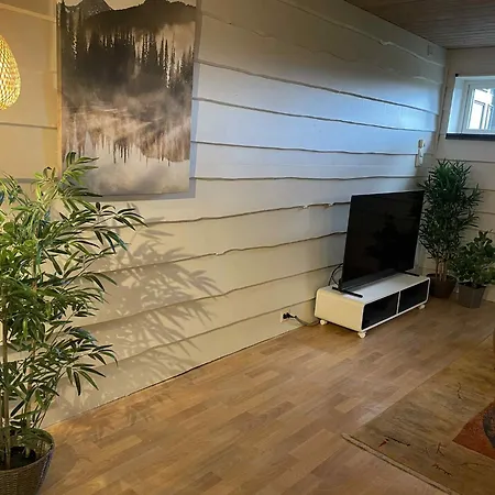 Leilighet Very Centrally Located In With Free Parking